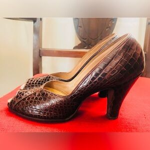 1940’s Elegance:Vintage Gaxlan 1950s Brown Reptile Peep-Toe Pumps, Sz 8 AA